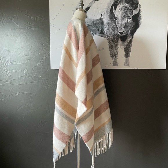 Lucky Brand cozy poncho wrap with open front - Picture 3 of 7